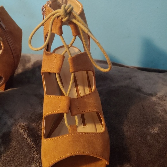 Heels - Picture 3 of 3